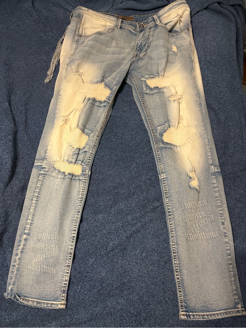 NWOT Men’s KDNK Light Wash Men’s Jeans with Silver Chain Detail